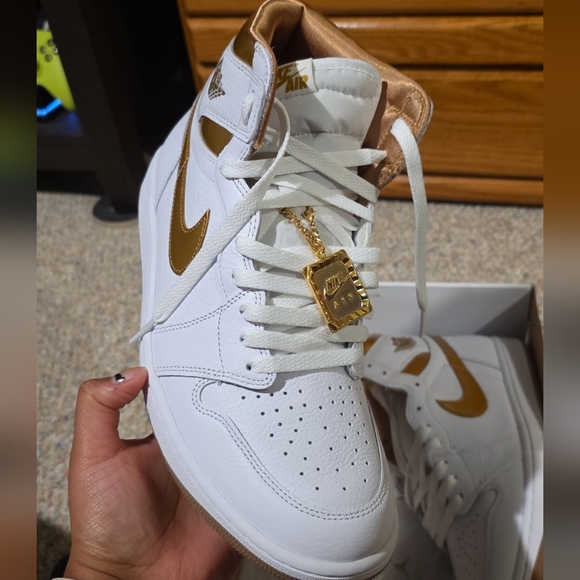 Nike Air Jordan 1 Retro High OG Metallic Gold Size Womens 11.5/ Mens 10 - Picture 2 of 6